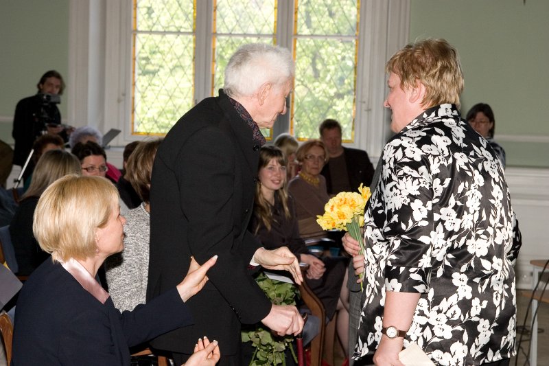 Dzejniekam Imantam Ziedonim un viņa 75.dzimšanas dienai veltīts pasākums 'Ziedoņa dienas 2008'. Imantu Ziedoni sveic prof. Silvija Radzobe.