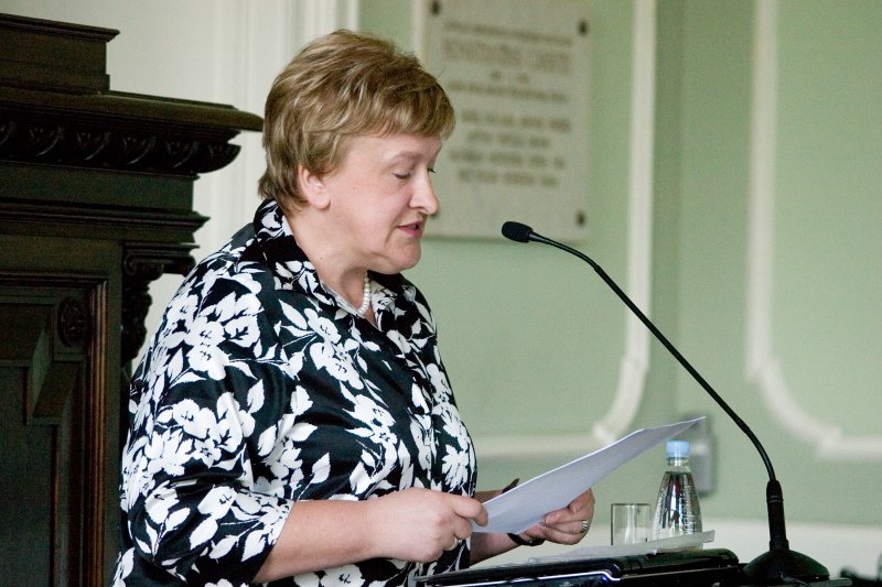 Dzejniekam Imantam Ziedonim un viņa 75.dzimšanas dienai veltīts pasākums 'Ziedoņa dienas 2008'. Prof. Silvija Radzobe.
