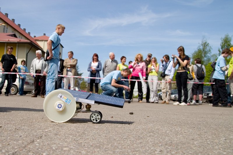 Projekts SET (Saules Enerģija Tuvplānā) 'SETautomobilis'. Saules baterija, auto ar saules bateriju.