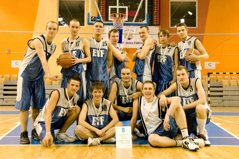 LU Basketbola līgas fināls. Otrās vietas ieguvēji - Ekonomikas un vadības fakultātes komanda.