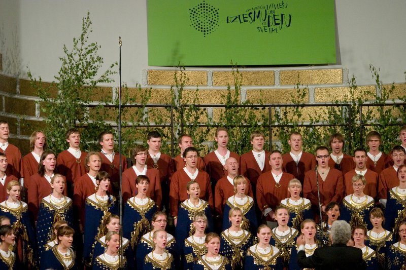 XXIV Vispārējo latviešu Dziesmu svētku koru konkursa fināls LU Lielajā aulā. Latvijas Universitātes koris 'Juventus'.