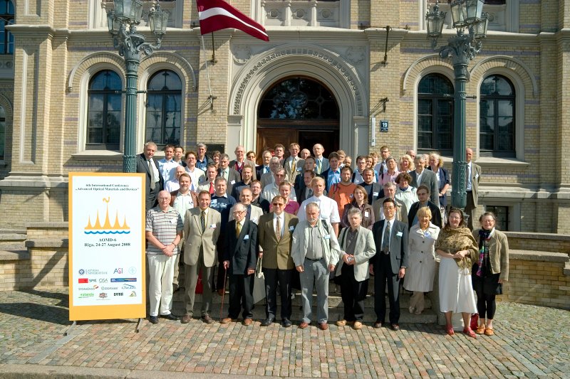 6. starptautiskā konference par progresīviem optiskiem materiāliem un ierīcēm 'Advanced Optical Materials and Devices' (AOMD-6). Dalībnieku kopbilde.