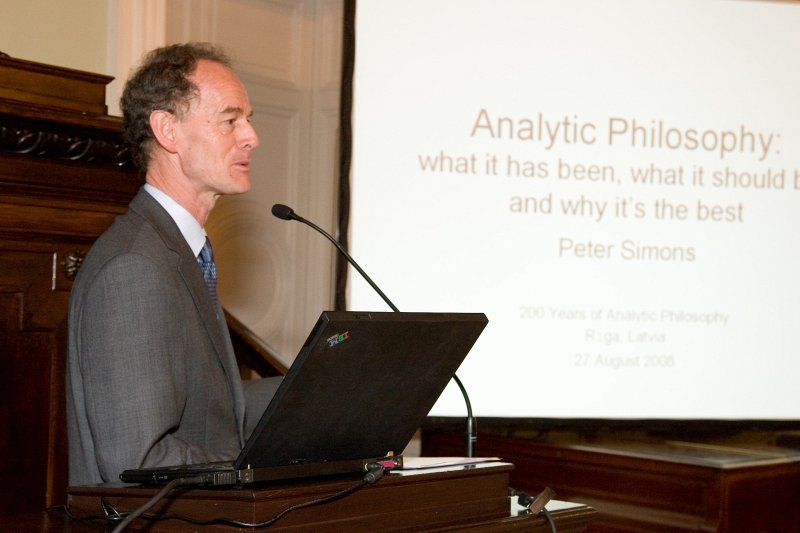 Līdsas Universitātes (Lielbritānija) filozofijas profesora Pītera Saimonsa (Peter Simons) publiskā lekcija 'Analītiskā filozofija: kāda tā ir bijusi, kādai tai vajadzētu būt un kādēļ tā ir pati labākā filozofija'. Prof. Pīters Saimonss.