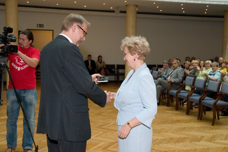 LU Darbinieku sapulce. LU rektors Mārcis Auziņš sveic jauno Medicīnas fakultātes dekāni Ingrīdu Rumbu.