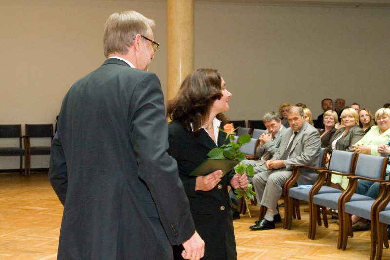LU Darbinieku sapulce. LU rektors Mārcis Auziņš pasniedz profesora diplomu prof. Mārai Grudule.