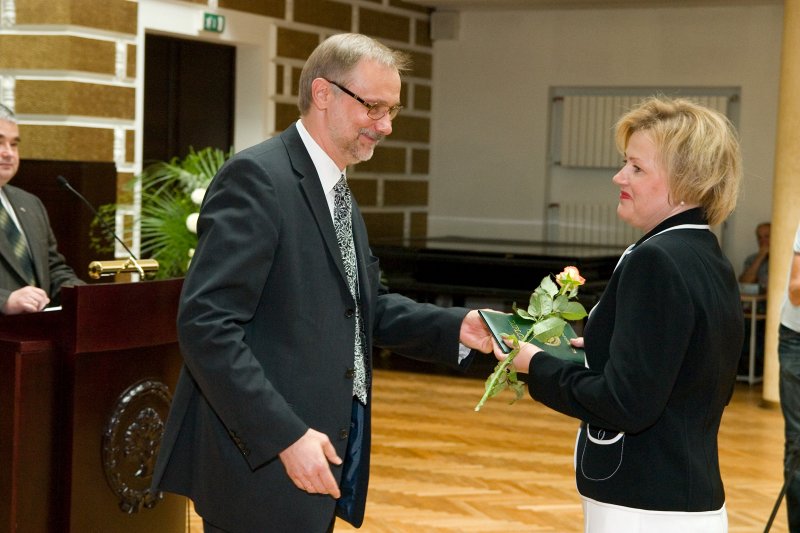 LU Darbinieku sapulce. LU rektors Mārcis Auziņš pasniedz asociētā profesora diplomu asoc. prof. Indrai Karapetjanai.