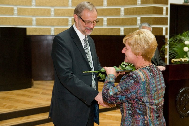 LU Darbinieku sapulce. LU rektors Mārcis Auziņš pasniedz asociētā profesora diplomu asoc. prof. Silvijai Rembergai.