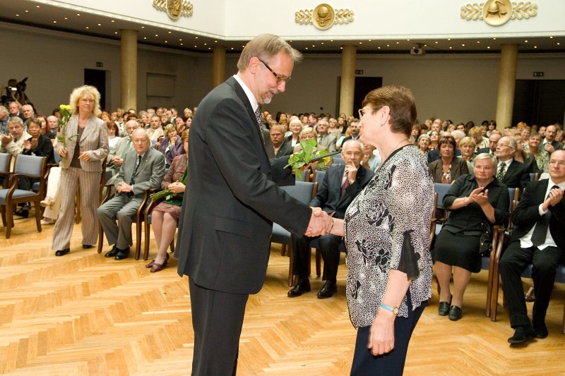 LU Darbinieku sapulce. LU rektors Mārcis Auziņš pasniedz emeritētā zinātnieka diplomu prof. Annai Kopelovičai.