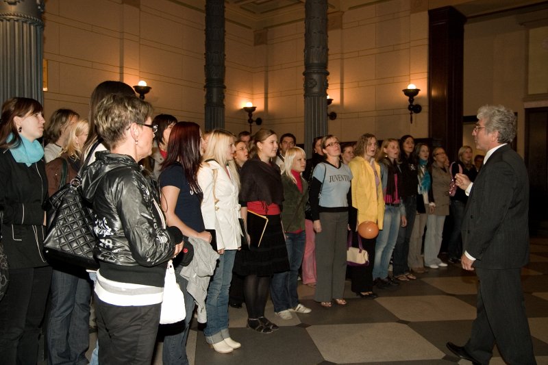 Jaunā Studenta svētki (Aristoteļa svētki) '2008. Gājiena dalībnieku sagaidīšana pie LU galvenās ēkas. null