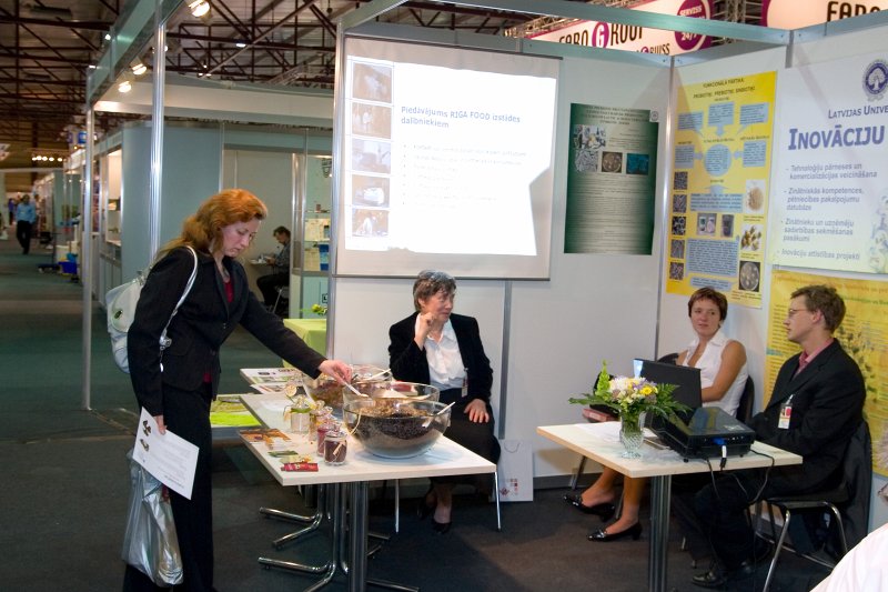 Latvijas Universitātes Inovāciju centra stends izstādē 'Riga Food 2008'. null