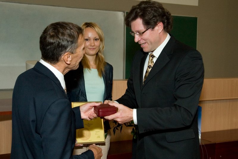 Nobela prēmijas laureāta profesora Rolfa Cinkernāgela (Rolf Martin Zinkernagel) lekcija. Grindeļa medaļas pasniegšana prof. Rolfam Cinkernāgelam.