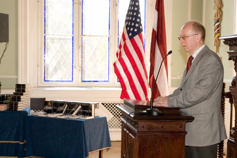 ASV vēstnieks Latvijā Čārlzs Larsons (Charles W. Larson) pasniedz grāmatu kolekcijas 'Amerikas bibliotēka' dāvinājumu Latvijas Universitātei. LU Moderno valodu fakultātes dekāns Edgars Ošiņš.