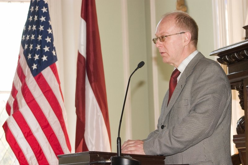 ASV vēstnieks Latvijā Čārlzs Larsons (Charles W. Larson) pasniedz grāmatu kolekcijas 'Amerikas bibliotēka' dāvinājumu Latvijas Universitātei. LU Moderno valodu fakultātes dekāns Edgars Ošiņš.