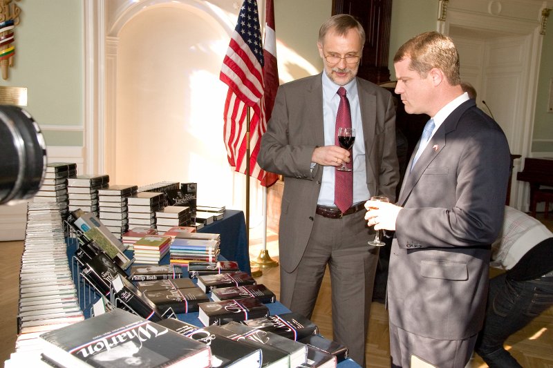 ASV vēstnieks Latvijā Čārlzs Larsons (Charles W. Larson) pasniedz grāmatu kolekcijas 'Amerikas bibliotēka' dāvinājumu Latvijas Universitātei. No kreisās: LU rektors Mārcis Auziņš un ASV vēstnieks Latvijā Čārlzs Larsons.