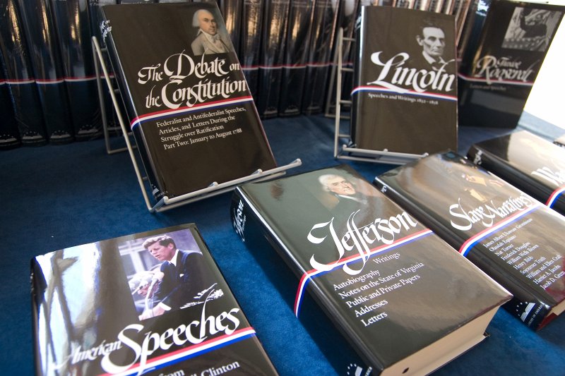 ASV vēstnieks Latvijā Čārlzs Larsons (Charles W. Larson) pasniedz grāmatu kolekcijas 'Amerikas bibliotēka' dāvinājumu Latvijas Universitātei. null