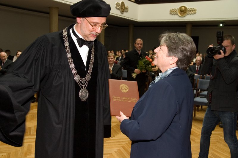 LU 89. gadadienai veltīta Senāta svinīgā sēde. LU rektors prof. Mārcis Auziņš pasniedz LU Goda doktora diplomu Pizas Universitātes profesorei Annai Katerinei Izākai.