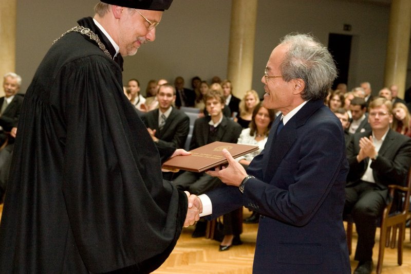 LU 89. gadadienai veltīta Senāta svinīgā sēde. LU rektors prof. Mārcis Auziņš pasniedz LU Goda doktora diplomu Kioto Universitātes profesoram Kazuo Iwamam.