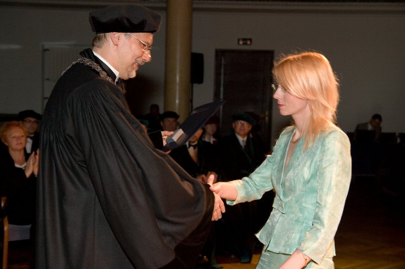 LU 89. gadadienai veltīta Senāta svinīgā sēde. LU Fonda mecenātu  stipendiju pasniegšanas ceremonija. Kristapa Morberga stipendijas pasniegšana. LU rektors prof. Mārcis Auziņš sveic stipendijas ieguvēju LU JF doktoranti Kristīni Jarinovsku.