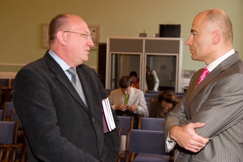 Starptautiska zinātniskā konference 'Profesoram Arvedam Švābem 120'. No kreisās: Prof. Peeter Jarvelaid (Igaunija) un prof. Jānis Lazdiņš.