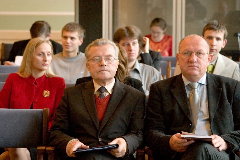 Starptautiska zinātniskā konference 'Profesoram Arvedam Švābem 120'. Priekšpusē no kreisās: prof. Romāns Apsītis un prof. Peeter Jarvelaid (Igaunija).