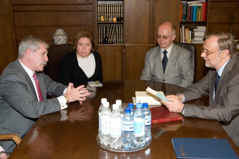 Spānijas vēstnieks Latvijā Paulino Gonsaless Fernandess-Koruhedo viesojas Latvijas Universitātē, lai pasniegtu grāmatu dāvinājumu LU, un pārrunātu turpmākās sadarbības iespējas. null