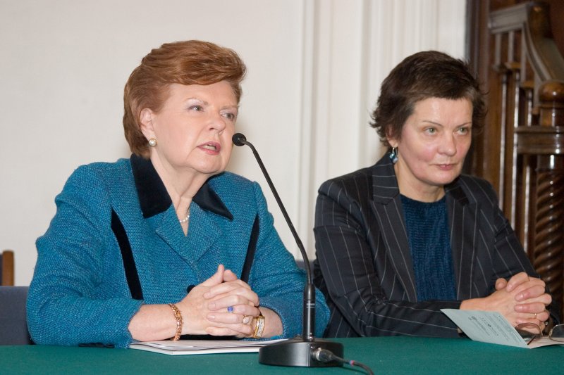 Zinātniska konference 'Lāčplēša ceļš pasaulē'. No kreisās: prof. Vaira Vīķe-Freiberga un prof. Ausma Cimdiņa.