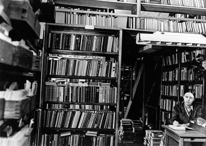 Centrālās bibliotēkas krātuvē 70. gadu sākumā. null