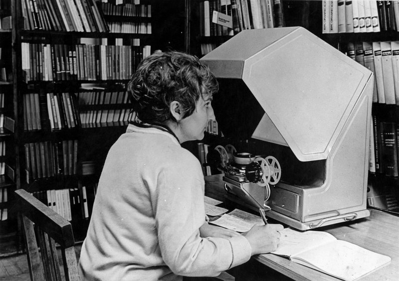 Mikrofišu iekārta Centrālās bibliotēkas lasītavā. 80. gadu sākums. null