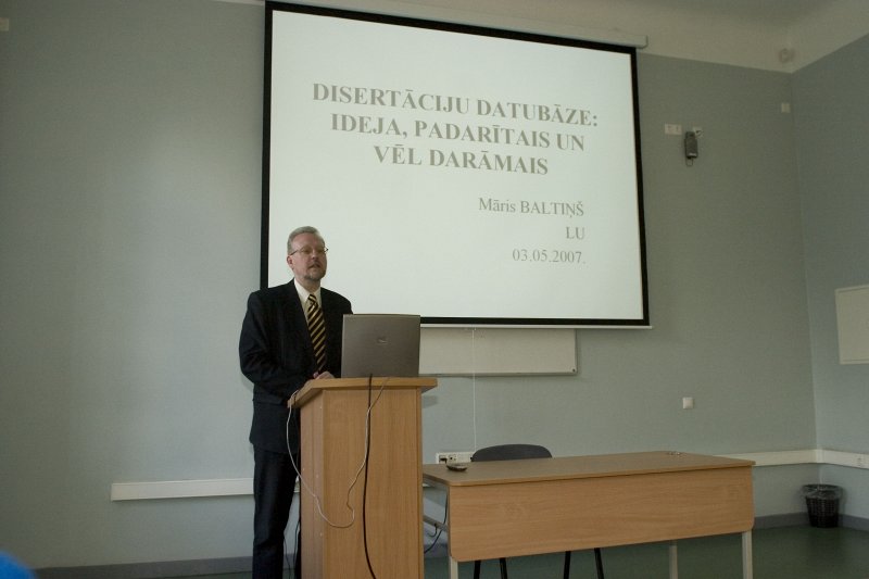 Profesors Māris Baltiņš Latvijas Universitātē izstrādāto un aizstāvēto disertāciju datubāzes prezentācijā. 2007. gads. null