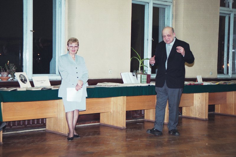 Franču rakstnieka un politiķa Viktora Igo 200. dzimšanas dienai veltītās izstādes atklāšana Centrālās bibliotēkas lasītavā. 2002. gads. null