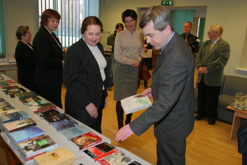 Īrijas vēstniecības dāvināto grāmatu izstāde Humanitāro zinātņu lasītavā. 2006. gads. null