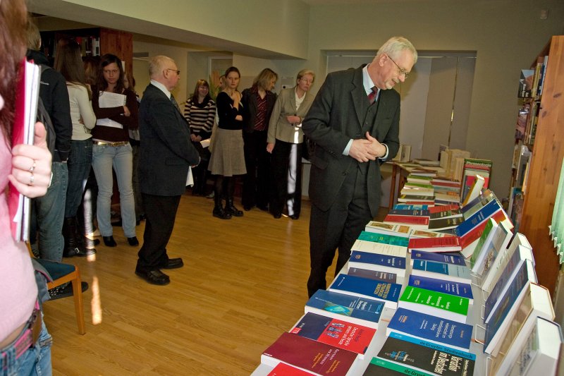 Vācijas vēstnieka Latvijā dāvināto Vācijas zinātniskās pētniecības biedrības grāmatu izstāde Humanitāro zinātņu lasītavā. 2008. gads. null