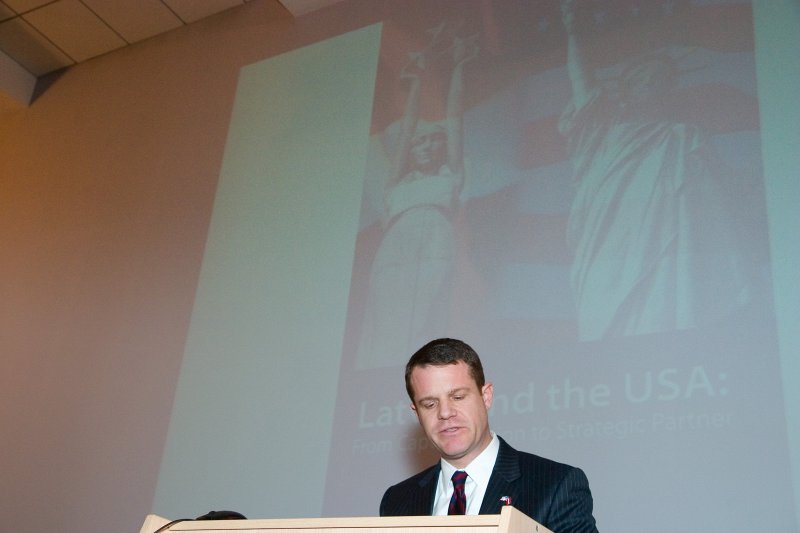 Rakstu krājuma 'Latvia and the USA: From Captive Nation to Strategic Partner' atvēršanas svētki. Priekšplānā - ASV vēstnieks Latvijā Čārlzs Larsons (Charles W. Larson).
