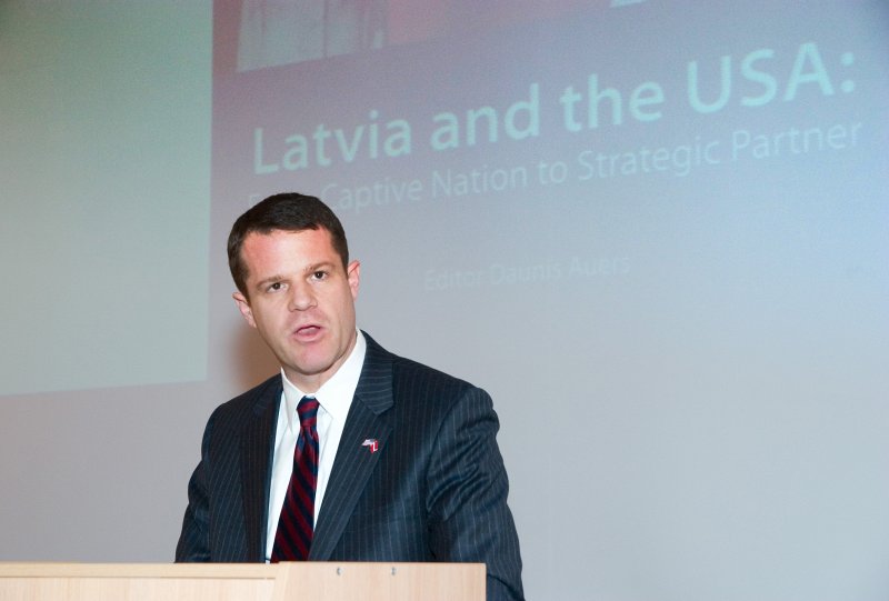 Rakstu krājuma 'Latvia and the USA: From Captive Nation to Strategic Partner' atvēršanas svētki. Priekšplānā - ASV vēstnieks Latvijā Čārlzs Larsons (Charles W. Larson).