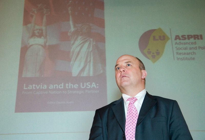 Rakstu krājuma 'Latvia and the USA: From Captive Nation to Strategic Partner' atvēršanas svētki. Sociālo un politisko pētījumu institūta (SPPI) direktors un viens no grāmatas autoriem Nils Muižnieks.