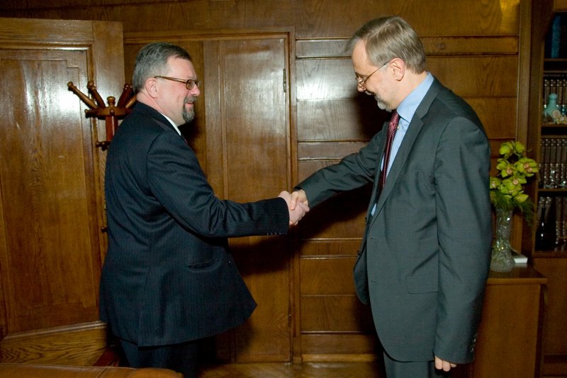 LU rektors prof. Mārcis Auzņš (pa labi) tiekas ar Zviedrijas vēstnieku Latvijā Mats Arne Staffansson. null