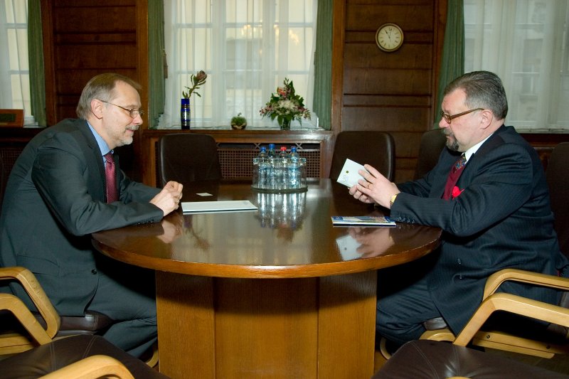 LU rektors prof. Mārcis Auzņš (pa kreisi) tiekas ar Zviedrijas vēstnieku Latvijā Mats Arne Staffansson. null