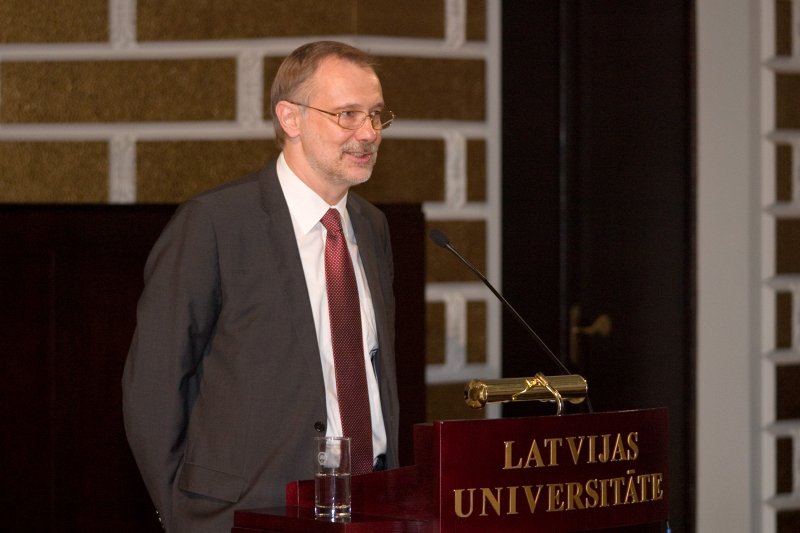 LU 67. konferences plenārsēde, veltīta Latvijas Universitātes dibināšanas 90. gadadienai. Latvijas Universitātes rektors prof. Mārcis Auziņš.