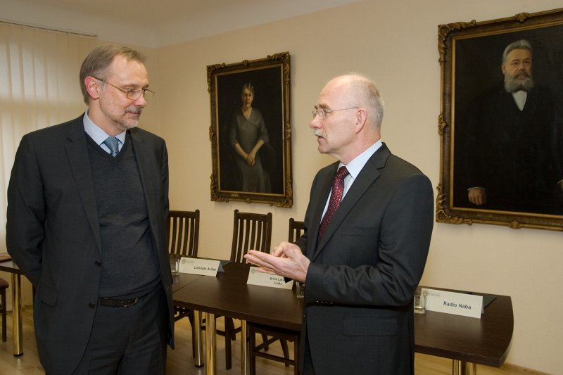 Sociālās stipendiju kampaņas 'Ceļamaize 2009' atklāšana. No kreisās:
LU rektors Mārcis Auziņš un 
LU Fonda valdes priekšsēdētājs Ivars Lācis.