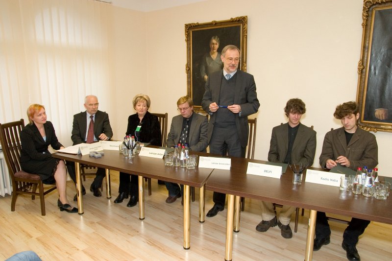 Sociālās stipendiju kampaņas 'Ceļamaize 2009' atklāšana. No kreisās:
LU Fonda izpilddirektore Laila Kundziņa; 
LU Fonda valdes priekšsēdētājs Ivars Lācis; 
LU Fonda mecenātes Minnas Matildes Vilhelmīnes Petkēvičs LU pilnvarotā pārstāve Rūta Krastiņa; 
a/s 'Lauku Avīze' valdes priekšsēdētājs Viesturs Serdāns;
LU rektors Mārcis Auziņš;  
portāla DELFI galvenais redaktors Ingus Bērziņš; 
radio 'Naba' programmas direktors Madars Štramdiers.