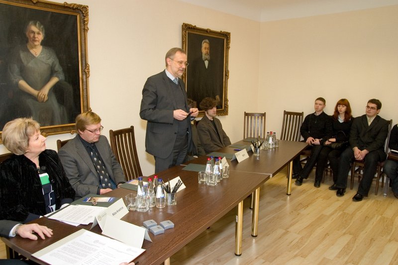 Sociālās stipendiju kampaņas 'Ceļamaize 2009' atklāšana. No kreisās:
LU Fonda mecenātes Minnas Matildes Vilhelmīnes Petkēvičs LU pilnvarotā pārstāve Rūta Krastiņa; 
a/s 'Lauku Avīze' valdes priekšsēdētājs Viesturs Serdāns;
LU rektors Mārcis Auziņš;  
radio 'Naba' programmas direktors Madars Štramdiers; 
stipendiāti.