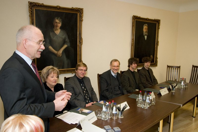 Sociālās stipendiju kampaņas 'Ceļamaize 2009' atklāšana. No kreisās:
LU Fonda valdes priekšsēdētājs Ivars Lācis; 
LU Fonda mecenātes Minnas Matildes Vilhelmīnes Petkēvičs LU pilnvarotā pārstāve Rūta Krastiņa; 
a/s 'Lauku Avīze' valdes priekšsēdētājs Viesturs Serdāns;
LU rektors Mārcis Auziņš;  
portāla DELFI galvenais redaktors Ingus Bērziņš; 
radio 'Naba' programmas direktors Madars Štramdiers.