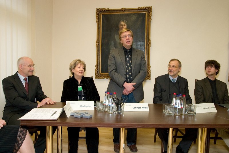 Sociālās stipendiju kampaņas 'Ceļamaize 2009' atklāšana. No kreisās:
LU Fonda valdes priekšsēdētājs Ivars Lācis; 
LU Fonda mecenātes Minnas Matildes Vilhelmīnes Petkēvičs LU pilnvarotā pārstāve Rūta Krastiņa; 
a/s 'Lauku Avīze' valdes priekšsēdētājs Viesturs Serdāns;
LU rektors Mārcis Auziņš;  
portāla DELFI galvenais redaktors Ingus Bērziņš.