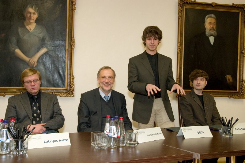 Sociālās stipendiju kampaņas 'Ceļamaize 2009' atklāšana. No kreisās:
a/s 'Lauku Avīze' valdes priekšsēdētājs Viesturs Serdāns;
LU rektors Mārcis Auziņš;  
portāla DELFI galvenais redaktors Ingus Bērziņš; 
radio 'Naba' programmas direktors Madars Štramdiers.