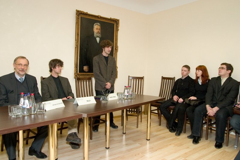 Sociālās stipendiju kampaņas 'Ceļamaize 2009' atklāšana. No kreisās:
LU rektors Mārcis Auziņš;  
portāla DELFI galvenais redaktors Ingus Bērziņš; 
radio 'Naba' programmas direktors Madars Štramdiers;
stipendiāti.