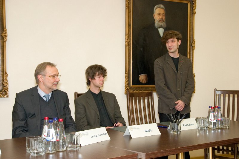 Sociālās stipendiju kampaņas 'Ceļamaize 2009' atklāšana. No kreisās:
LU rektors Mārcis Auziņš;  
portāla DELFI galvenais redaktors Ingus Bērziņš; 
radio 'Naba' programmas direktors Madars Štramdiers.
