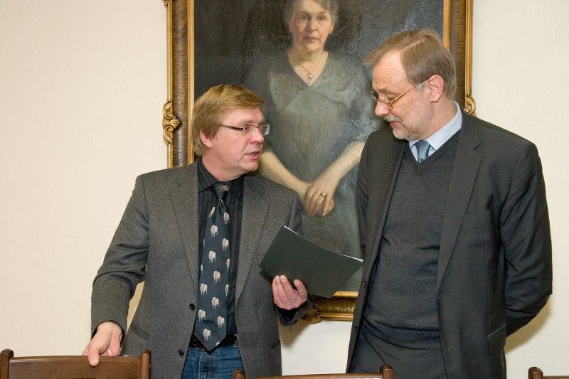 Sociālās stipendiju kampaņas 'Ceļamaize 2009' atklāšana. No kreisās:
a/s 'Lauku Avīze' valdes priekšsēdētājs Viesturs Serdāns un
LU rektors Mārcis Auziņš.