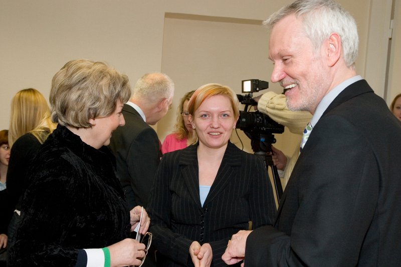 Sociālās stipendiju kampaņas 'Ceļamaize 2009' atklāšana. No kreisās:
LU Fonda mecenātes Minnas Matildes Vilhelmīnes Petkēvičs LU pilnvarotā pārstāve Rūta Krastiņa; 
LU Fonda izpilddirektore Laila Kundziņa; 
SIA 'Arčers' valdes priekšsēdētājs Armands Garkāns.