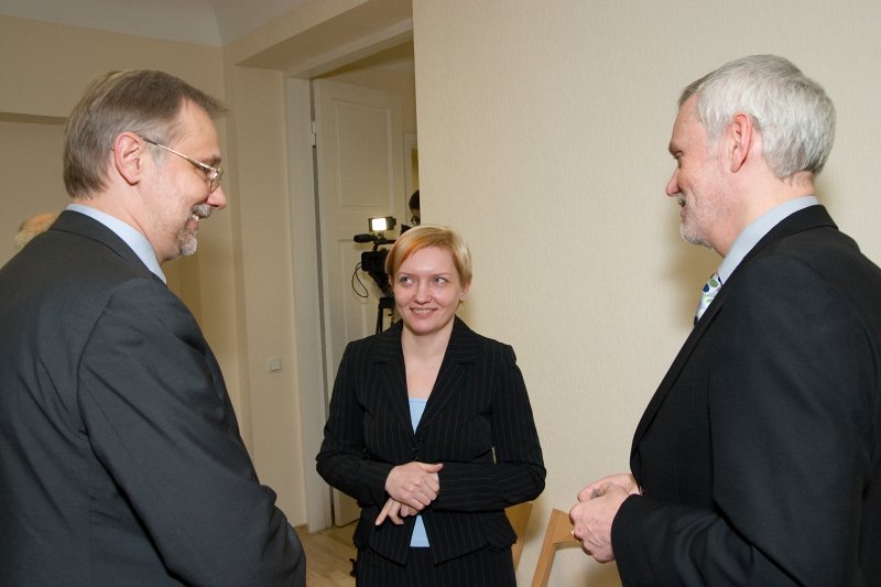 Sociālās stipendiju kampaņas 'Ceļamaize 2009' atklāšana. No kreisās:
LU rektors Mārcis Auziņš;  
LU Fonda izpilddirektore Laila Kundziņa; 
SIA 'Arčers' valdes priekšsēdētājs Armands Garkāns.