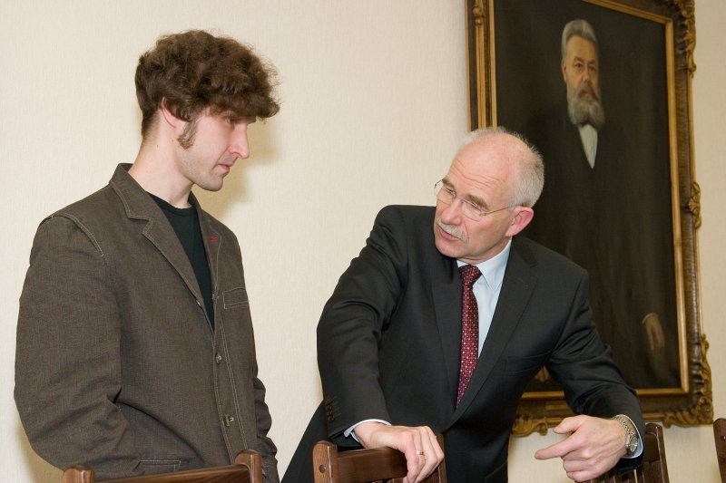 Sociālās stipendiju kampaņas 'Ceļamaize 2009' atklāšana. No kreisās:
radio 'Naba' programmas direktors Madars Štramdiers un 
LU Fonda valdes priekšsēdētājs Ivars Lācis.